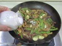 好吃的酱烧四季豆猪肚做法图解13)