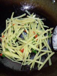 下饭的醋溜土豆丝做法图解4)
