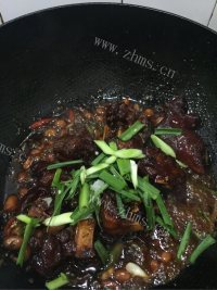 家庭版蒜香猪蹄做法图解8)