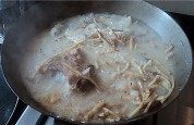 鱼腥草鲫鱼汤做法图解5)