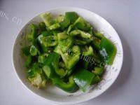 家常菜青椒炒豆腐皮做法图解1)