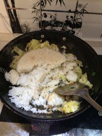 美味的包菜蛋炒饭做法图解8)