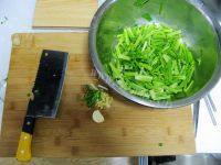营养肉炒芹菜做法图解2)