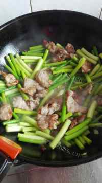 特下饭的蒜苔炒肉片做法图解5)