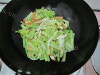 口感不错的芹菜炒香干做法图解4)