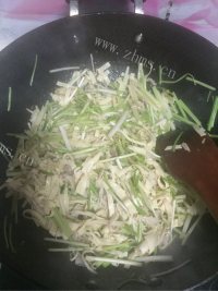 家常芹芽肉丝做法图解6)