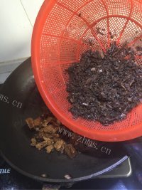 美味的梅干菜烧肉做法图解5)