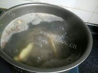 清鲜的萝卜炖骨头汤做法图解7)