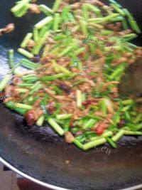 家常菜蒜苔肉丝做法图解8)