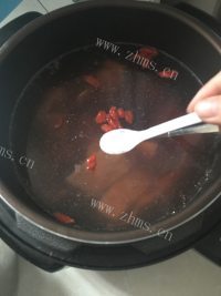 回味无穷的榴莲壳排骨汤做法图解10)