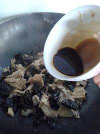 家常菜腐竹木耳炒肉