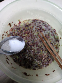清淡的香椿炒鸡蛋做法图解5)