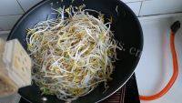 家常菜素炒绿豆芽做法图解4)