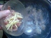 美味的夜兰花肉片汤做法图解3)