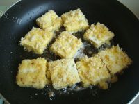 美味的煎炸豆腐排做法图解5)