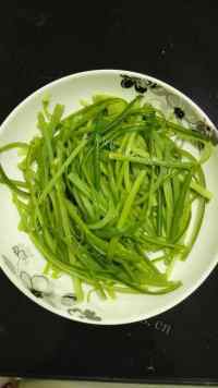 家常菜手撕蒜苔做法图解5)