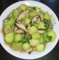 家常菜丝瓜炒香菇