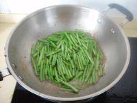 家常菜肉末炒豇豆做法图解8)