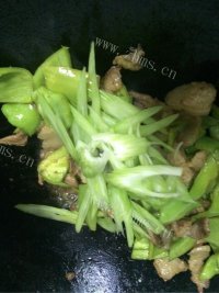 家常菜青椒炒肉做法图解8)