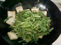 极致的韭菜炒豆腐做法图解8)