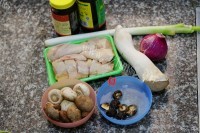 美味的菌菇鸡煲做法图解1)
