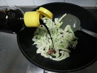 咸香可口的酱油炒花椰菜做法图解5)