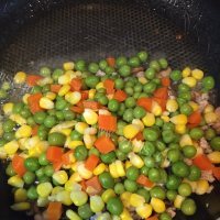 美味的三丁炒饭做法图解4)
