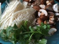 美味蒸汽鸡肉杂菇火锅做法图解3)