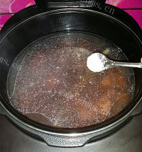 清热猪尾骨炖莲藕做法图解10)