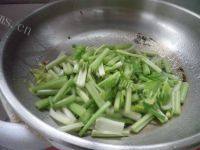 家常菜芹菜炒香菇做法图解3)