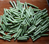 家常菜干煸豇豆做法图解3)