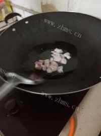 美味的白肉炒通心菜做法图解3)