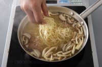 美味可口的菌菇火腿鸡汤面做法图解3)
