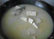 热腾腾的鲫鱼豆腐汤做法图解7)