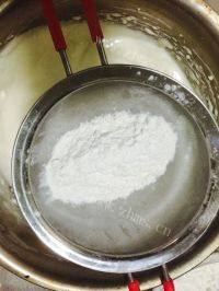 美味的葵花子小蛋糕做法图解4)