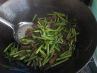 美美厨房之蒜苔炒肉做法图解11)