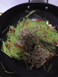 诱人的莴笋炒肉丝做法图解7)