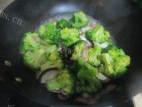 西兰花香菇炒培根做法图解9)