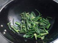 味道十足的蒜薹炒鸡蛋做法图解5)
