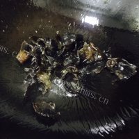 家常菜韭菜木耳炒鸡蛋做法图解3)