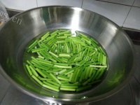 家常菜蒜薹炒肉做法图解1)