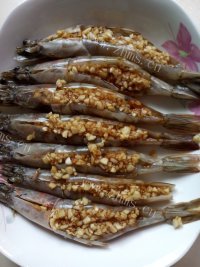 美味的蒜蓉虾做法图解7)