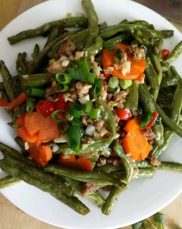 色泽鲜亮的肉末炒豆角
