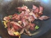 花菜炒腊肉做法图解7)