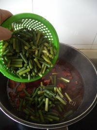 家常蒜薹红烧肉做法图解10)