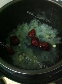 美味的银耳莲子炖雪梨做法图解3)