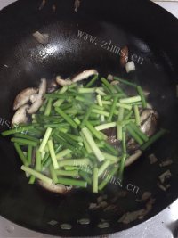 家常菜蒜苗炒香菇做法图解8)