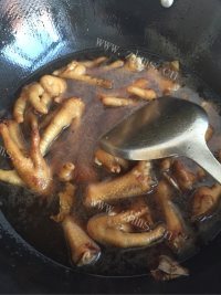 喷香的红烧鸡爪做法图解8)
