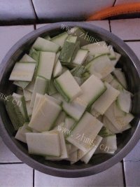 家常菜肉炒角瓜做法图解1)