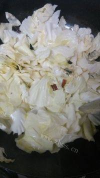 广式腊肠炒包菜做法图解5)